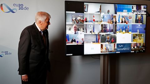 El ministro de interior alem�n, Horst Seehofer, participa en una reuni�n virtual con el Consejo de Justicia y Asuntos de Interior de la Uni�n Europea