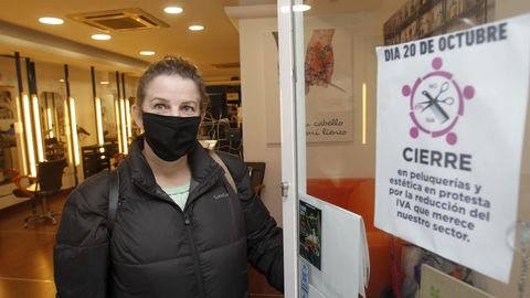 Paula Arbe, de la peluquer�a Tribeca, secund� el paro convocado por las asociaciones del gremio