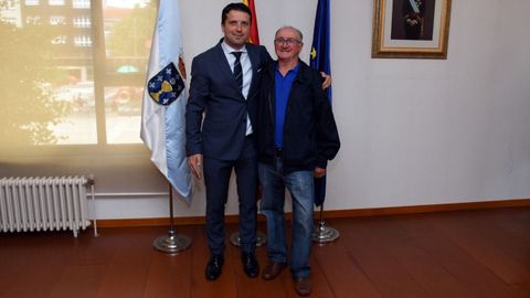 A la izquierda, Jos Ramn Romero Garca, el da de su toma de posesin como alcalde de Boiro en el 2019 junto a su padre, Jos Romero Alcalde, fallecido el domingo a los 76 aos.