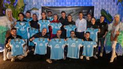 El chef coru��s Luis Veira (primero por la izquierda en la fila central) particip�, junto con otros profesionales de toda Espa�a, en Estrellas contra el C�ncer, la fiesta solidaria del final del verano ibicenco