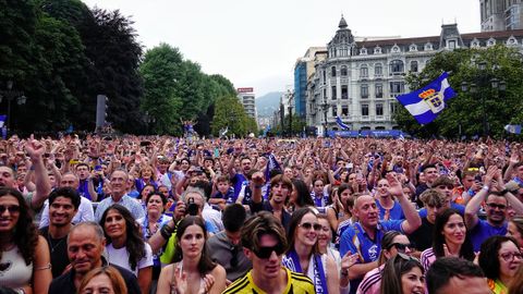Cientos de personas durante la celebraci�n del ascenso a Primera Divisi�n del Real Oviedo