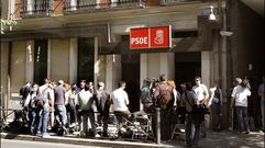 Medios de comunicaci�n ante la sede del PSOE en Ferraz 