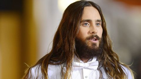 Jared Leto con un smoking lavanda