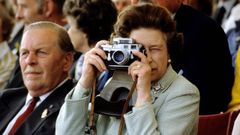 La reina Isabel II, retratada mientras tomaba fotos con su Leica en las carreras de caballos.