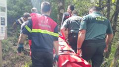 Un momento del traslado del senderista accidentado en la ruta de la Devesa da Rogueira