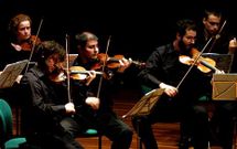 La Orquesta de C�mara Gallega est� dirigida por Rogelio Groba Otero. 