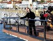 El diputado general de Guip�zcoa, Mart�n Garitano, y el alcalde de San Sebasti�n, Juan Carlos Izagirre, ayer durante la ofrenda floral.