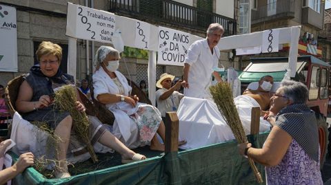 Nueve carrozas participaron en el desfile de la Festa da Vendima de Leiro