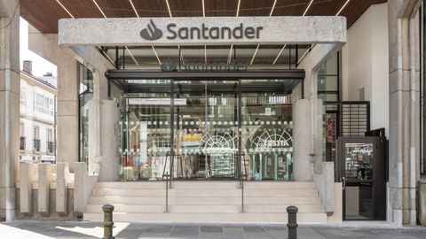 La antigua sede de Banco Pastor en la R�a Fonte de Santo Antonio de Santiago, dise�ado por el arquitecto gallego Andr�s Fern�ndez-Albalat Lois,�ha sido tambi�n objeto de una reforma integral.