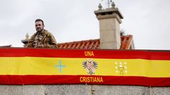 As� amaneci� su garaje tras colocar la bandera espa�ola