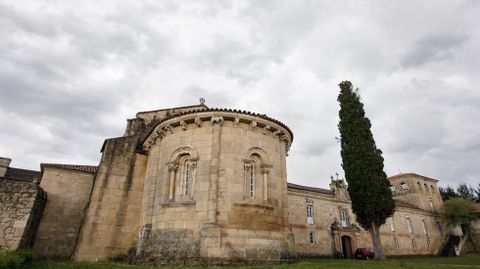 La iglesia románica de las Bernardas está adosada al convento del mismo nombre, situado en Ferreira, capital del municipio de Pantón