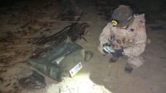 Uno de los especialistas desplazados por la Armada, junto a la bengala militar. 