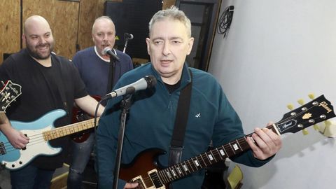 Miguel Costas, ensayando con su grupo de msica