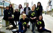 Vecinos de Ares que est�n preparando la Feria de abril, ayer, en la plaza donde ser� la fiesta.