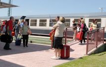 Pasajeros en la estaci�n de tren en Ribadeo. 