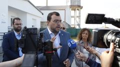 El presidente del Principado, Adri�n Barb�n, atiende a los medios en Tapia.