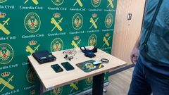 Sorprendido en A Coru�a al intentar superar el te�rico del carn� de conducir con ayuda de un aud�fono, una c�mara y dos m�viles