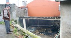 Un vecino, observando los da�os producidos por el incendio en el alpendre. 