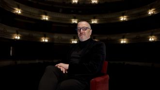 <span lang= gl >Paulo Rodr�guez � o responsable da exitosa programaci�n do Teatro Rosal�a de Castro</span>