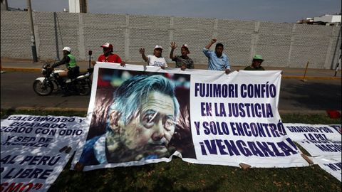 Afines a Fujimori, ante el hospital donde est� ingresado el expresidente