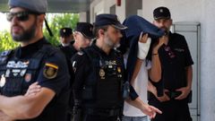 Uno de los detenidos pasando a disposici�n judicial.
