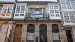 Calle Magdalena, 144. El edificio de Cazadores, a la venta por 200.000 euros. Edificio singular, con cuatro arcadas de piedra y galer�as, con bajo recalificable para vivienda y tres plantas altas. Tiene patio trasero y la cubierta est� reformada. Una placa recuerda que all� naci� el teniente general Guillermo Quintana Lacaci, v�ctima del terrorismo en 1984
