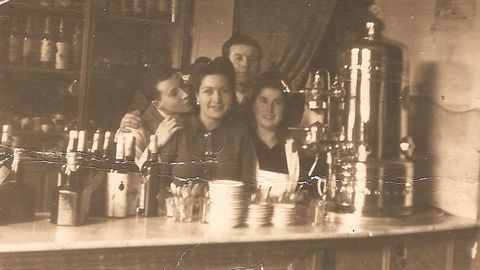 Paco, su mujer Carmen, Pacucho y una camarera en 1950