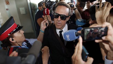 Wagner Ribeiro, representante de Neymar, hace declaraciones en el aeropuerto de Barcelona antes de embarcar en un vuelo a Par�s