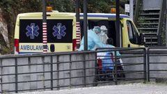 Traslado de una paciente en el �rea de urgencias del hospital  Montcelo, en Pontevedra