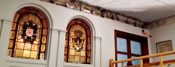 La vidriera con el �guila franquista, a la izquierda, podr�a desaparecer en breve para evitar tensiones en el seno de esta sociedad viguesa.