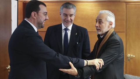 El presidente del Principado de Asturias, Adrin Barbn, recibi este viernes al presidente del mexicano Grupo Pachuca y mximo accionista del Real Oviedo, Jess Martnez (d), y al presidente del Real Oviedo, Martn Pelez (c), en Oviedo