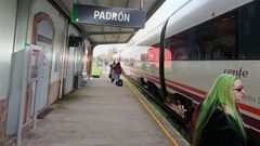Viajeros, en el and�n de la estaci�n de Padr�n, l�nea en la que Renfe reanud� los servicios ferroviarios con Santiago despu�s de 17 cerrados