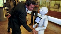 R4, el primer robot capaz de colaborar en un banco