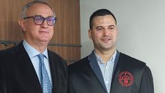 Ari�n Gonz�lez junto a su padrino, Alfredo Berm�dez, tras jurar como abogado 