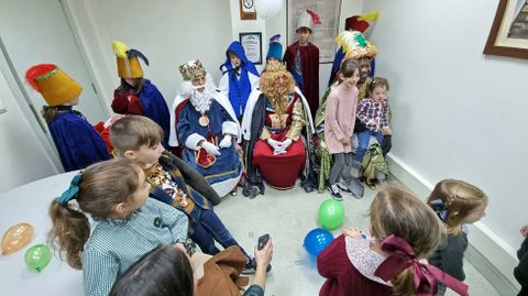 Sus majestades los Reyes Magos de Oriente visitaron la delegacin de La Voz de Galicia en Pontevedra