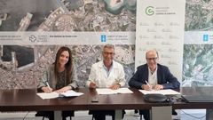 Patricia Rey, directora de la Fundaci�n Novoa Santos (Chuac); Luis Verde, gerente del �rea sanitaria de A Coru�a y Cee; y Manuel Aguilar, presidente de la junta provincial de la Asociaci�n Espa�ola contra el C�ncer en A Coru�a, en la firma del convenio. 