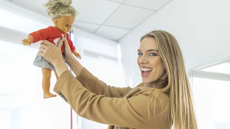 Mar&iacute;a Mera levanta a boneca que lle trouxeron os Reis de Su&iacute;za