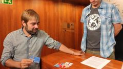 Ripa y Del P�ramo ense�an las tarjetas