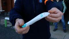 Andrade muestra el artilugio que elimina el veneno de las picaduras