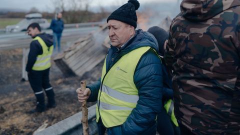 Manifestaci�n de ganaderos y agricultores con tractores en la autov�a A-52 en A Limia.