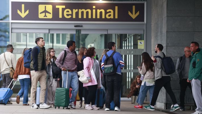 Pasajeros en el aeropuerto de Alvedro