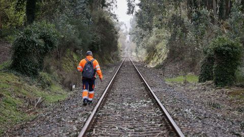 Tren de mercanc�as accidentado en Cambre