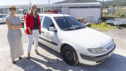 María Jose Pose y Mónica Rodríguez, con el Xsara que empezó con la Policía, pasó por Servizos Sociais y ahora está en Servizos Múltiples.
