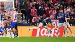 Los equipos del Arsenal y Atletico en uno de sus �ltimos partidos