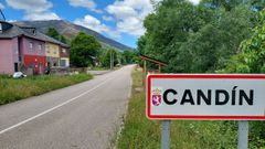 Entrada del pueblo de Candn, con el Puerto de Ancares de fondo, ya en Galicia