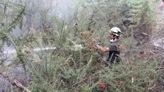 Un bombero en un incendi� en Gij�n