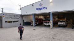 Imagen tomada el jueves en Cambre, con un único bombero en la sede de Emerxencias, que estará cerrada durante varios días.