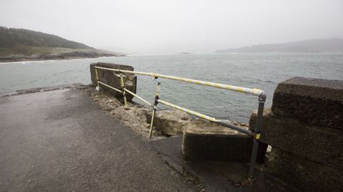 Balars. Hace ms de un ao que el temporal destroz parte del pretil del muelle y sigue con una valla provisional.