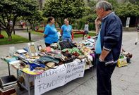 Miembros de la ANPA de la guarder�a de A Parda, ayer, en el puesto de la plaza de Ourense.