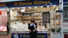 Manuela Canosa, de Mux�a, en la tienda que regenta en la Villa de Vallecas 